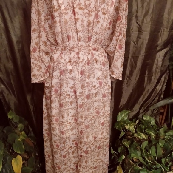 SOLD 🚨 Must Bundle Sale 5.00! BOHEMIAN Floral Style Dress - Picture 9 of 9